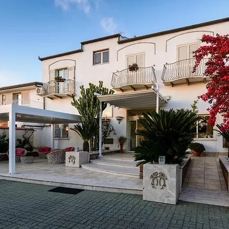 Mandetta - Adults Only 3* Πέστουμ